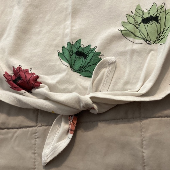 White t-shirt with flowers. - Picture 2 of 3